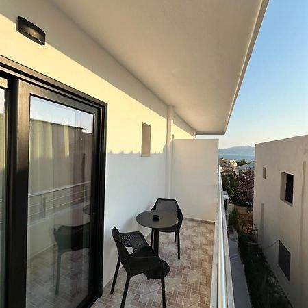 Io'S Apartments Sarandë エクステリア 写真