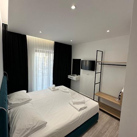 Io'S Apartments Sarandë エクステリア 写真