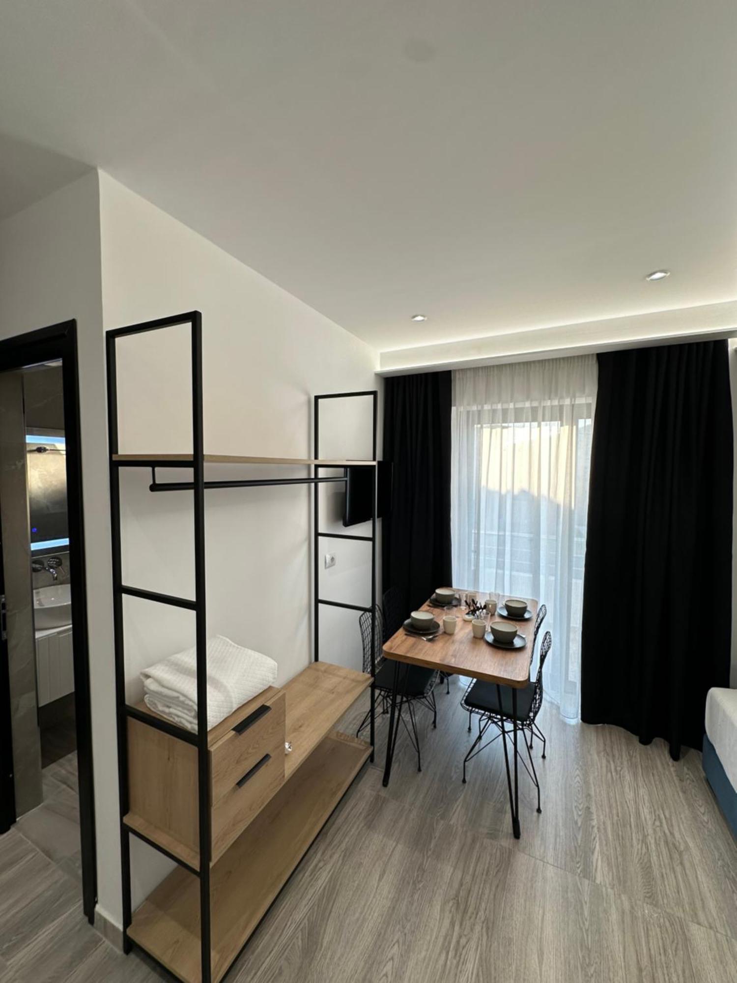 Io'S Apartments Sarandë エクステリア 写真