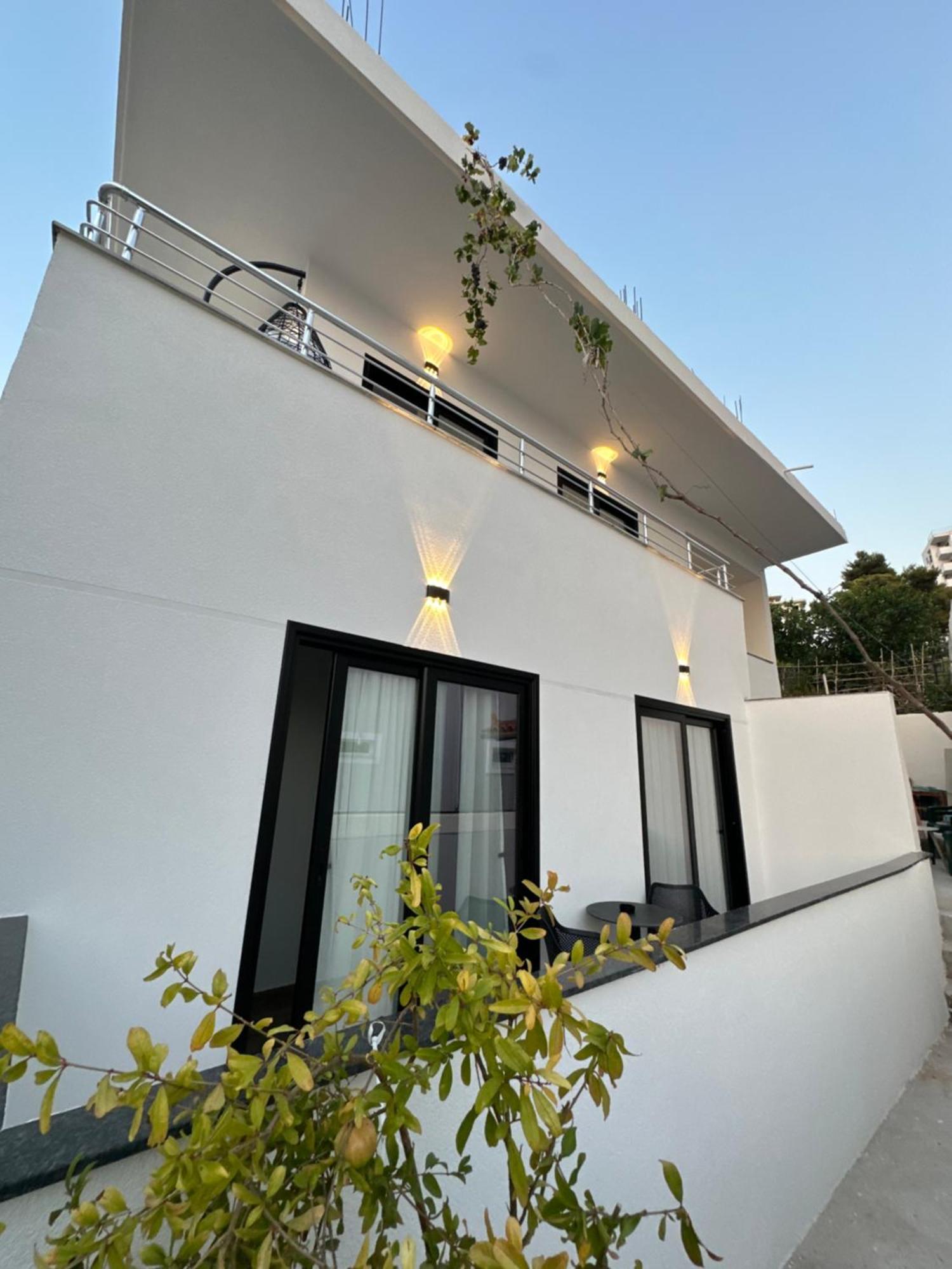 Io'S Apartments Sarandë エクステリア 写真