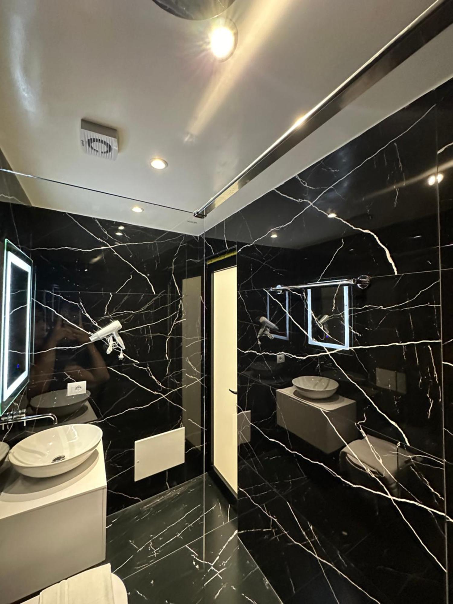 Io'S Apartments Sarandë エクステリア 写真