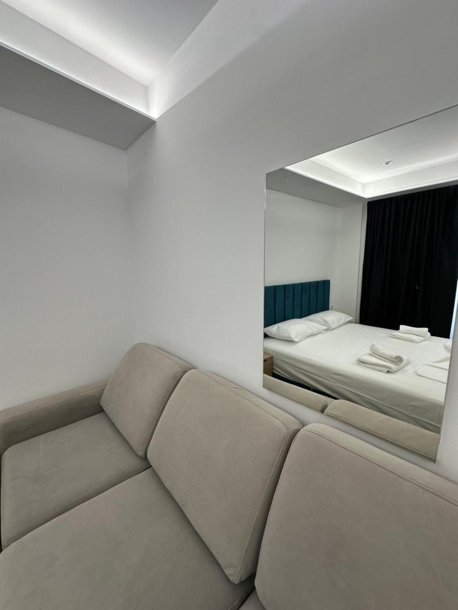 Io'S Apartments Sarandë エクステリア 写真