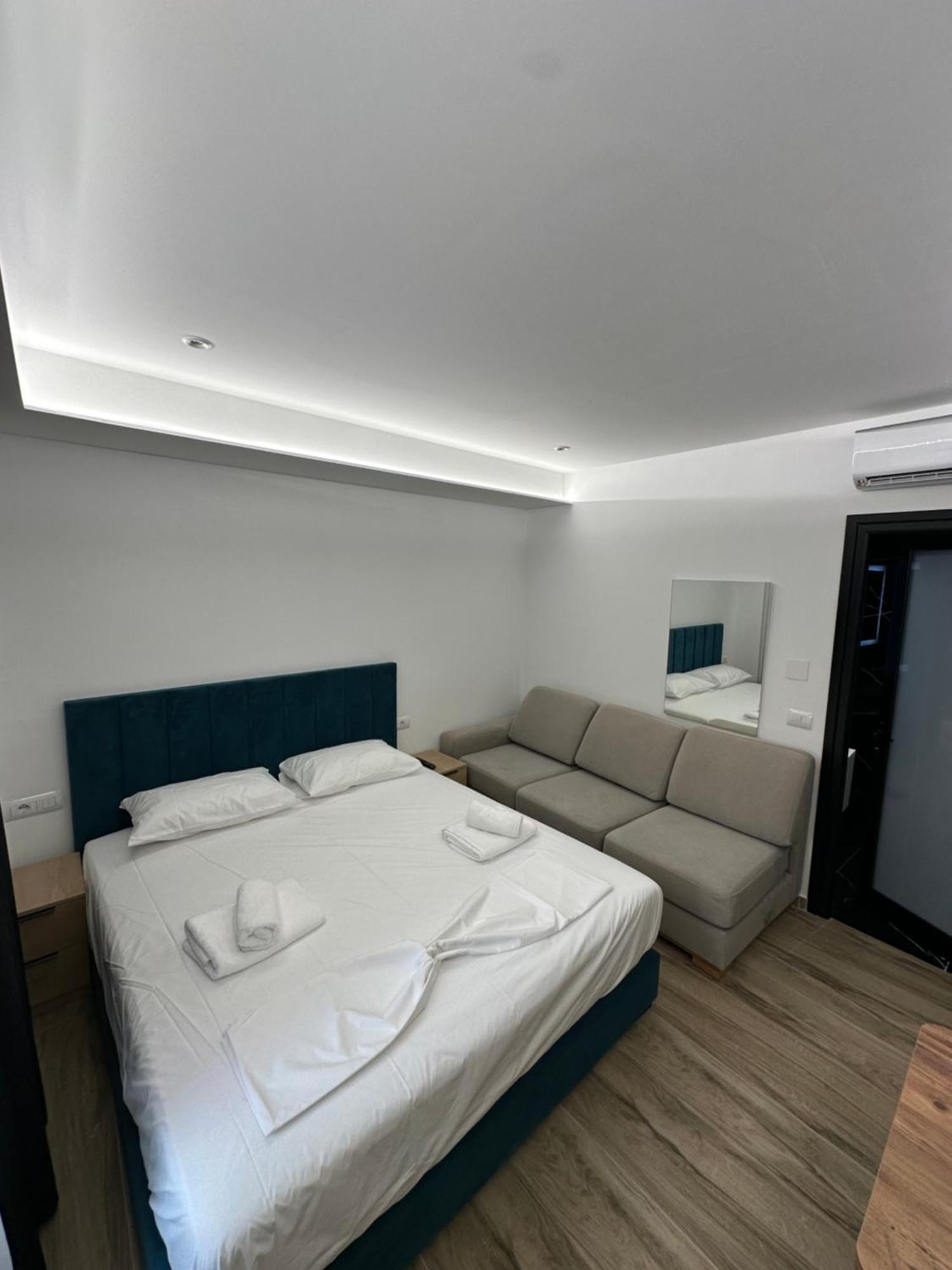 Io'S Apartments Sarandë エクステリア 写真