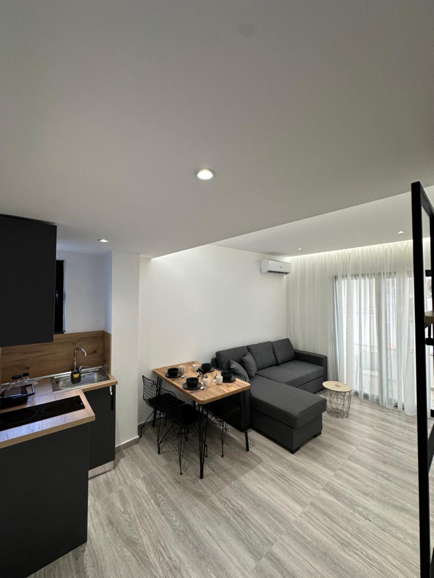 Io'S Apartments Sarandë エクステリア 写真