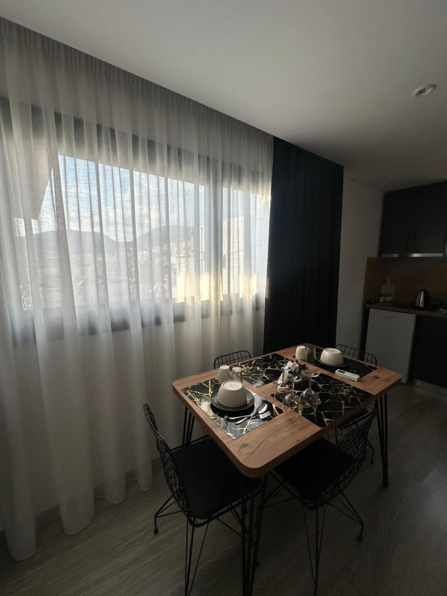 Io'S Apartments Sarandë エクステリア 写真